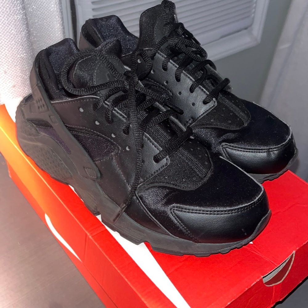 Black Nike huarache